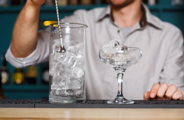 Barmans handen maken van ijs voor cocktail — Stockfoto