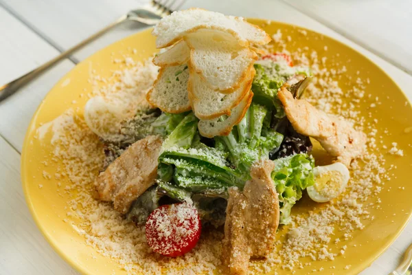 Primo piano del ristorante. Insalata di pollo Cesare con parmigiano — Foto Stock