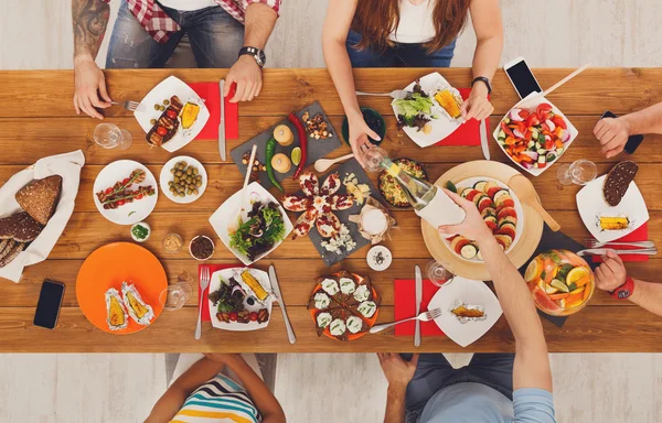 İnsanlar yemek içecek alkol Festival tablo akşam yemeğinde yemek. — Stok fotoğraf