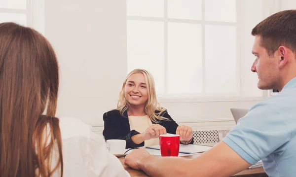 Reunión de negocios. Joven mujer de negocios hipster en la oficina moderna — Foto de Stock