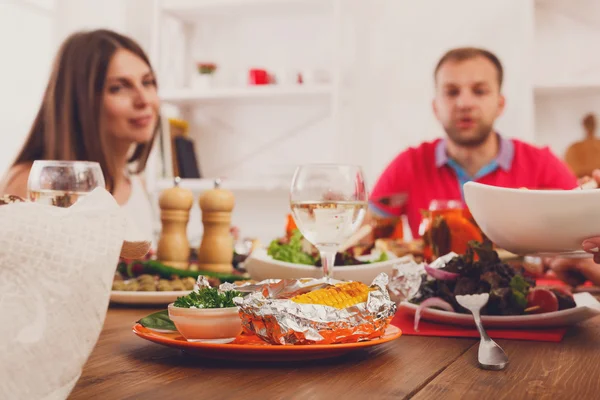 Served table at dinner party, people unfocused — Stock Photo, Image