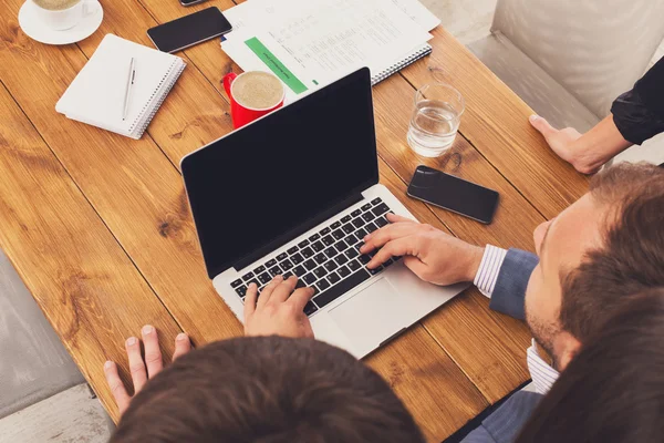 Equipe de empresários juntos olhar para laptop no escritório, irreconhecível — Fotografia de Stock