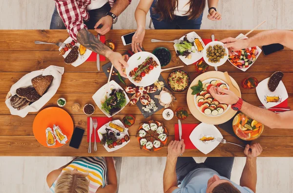 As pessoas comem refeições saudáveis no jantar de mesa festiva — Fotografia de Stock