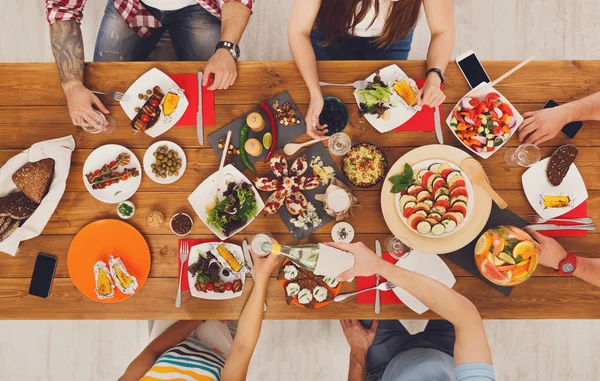 Az emberek enni ételek ital alkohol ünnepi asztal vacsora — Stock Fotó
