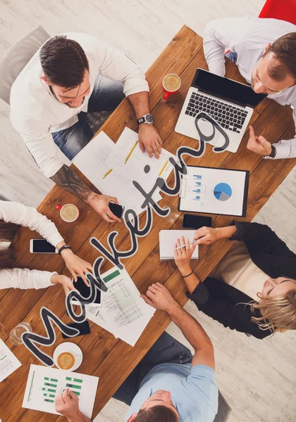 Gente de negocios grupo de trabajo en la comercialización en la oficina, vista superior —  Fotos de Stock