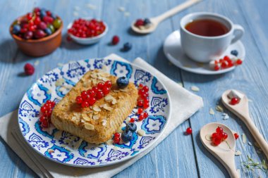 Pasta pasta, çay ve çilek mavi rustik ahşap