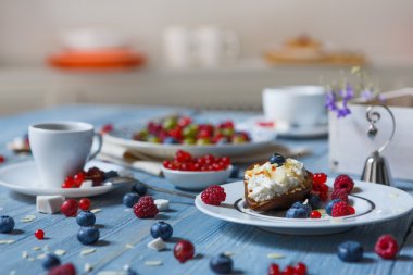 Kahvaltı pişmiş bezelye ve mavi rustik ahşap, çilek ile