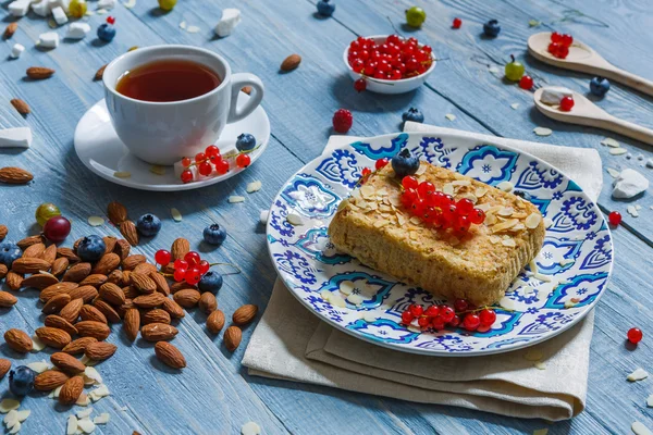 Кондитерский пирог, чай, кофе и ягоды из голубой деревенской древесины — стоковое фото