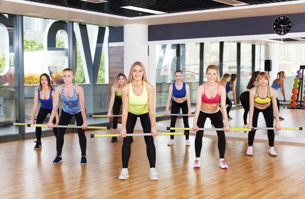 Grupo de jovens mulheres na aula de fitness — Fotografia de Stock