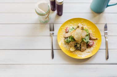 Restoran gıda portre. Sezar'ın tavuk parmesan salatası