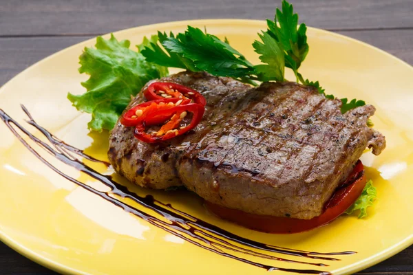 Restauration sur table en bois. steak de boeuf parfait — Photo