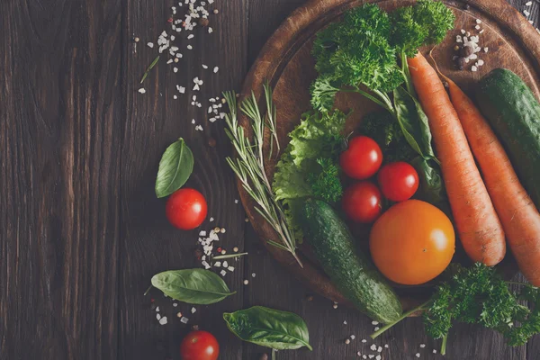 Un sacco di verdure fresche su sfondo di legno con spazio copia — Foto Stock