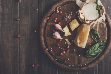 Rustik ahşap, brie ve parmesan peynir delikatessen portre