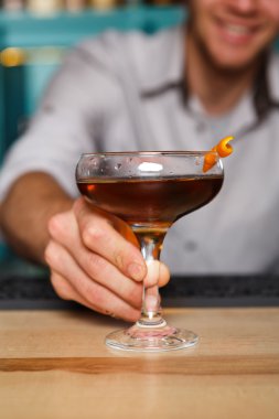 Barmen gece kulübü barda alkol kokteyli sunuyor