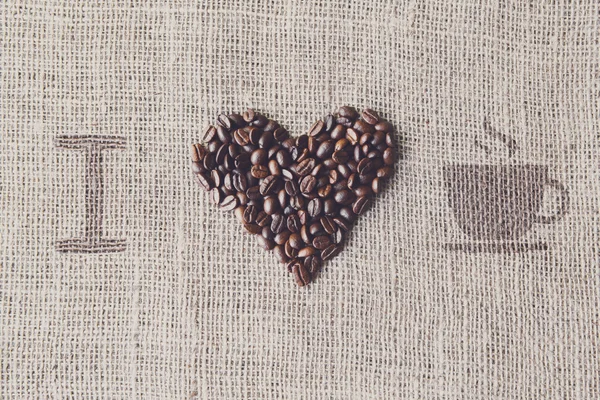 Kahve - çuval bezi doku fasulye kalp şeklinde aşk — Stok fotoğraf