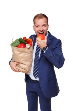 Sağlıklı gıda, izole bakkal alıcı mutlu işadamı tutun çanta