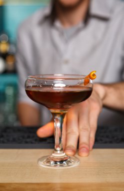 Barmen gece kulübü barda alkol kokteyli sunuyor