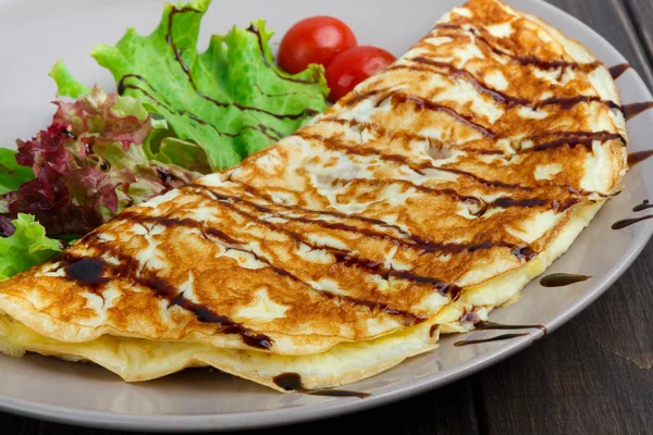 Ahşap masada restoran yemekleri. Sebzeli Omlet — Stok fotoğraf