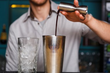 Genç kokteyl, yapım alkol cam içine dökme Barmans