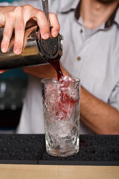 Barman irreconocible vertiendo bebida de cóctel en el vaso — Foto de Stock