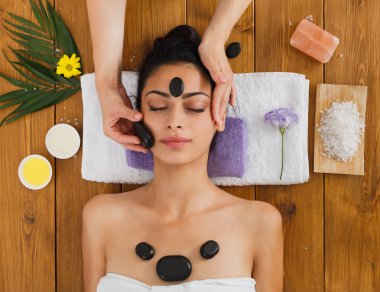 Şevval Özçelik Güzellik spa Sağlık Merkezi kadın için masaj taş yapmak