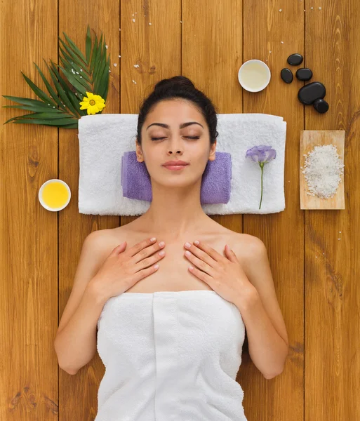 Mladá krásná žena v aroma spa wellness centra — Stock fotografie