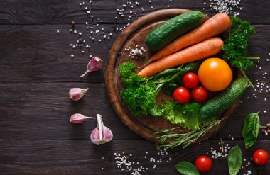 Kopya alanı ahşap zemin üzerine taze sebze bol