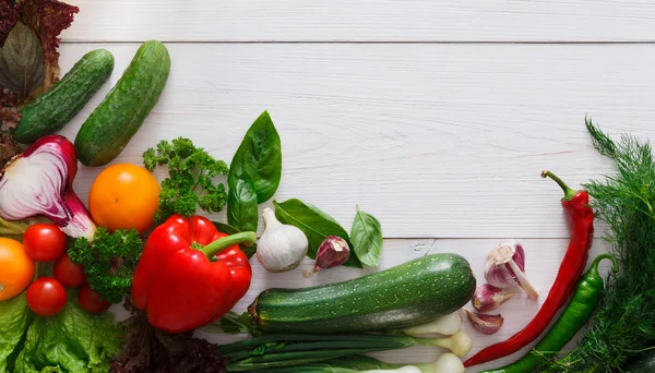 Frontera de verduras frescas sobre fondo de madera blanca con espacio para copiar —  Fotos de Stock