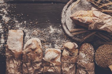 Ekmek fırın arka plan. Kahverengi ve beyaz buğday tahıl somun kompozisyon