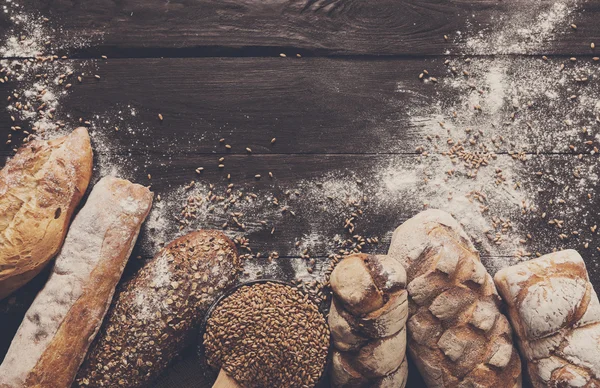 Panadería de pan fondo. Composición de los panes de trigo integral y blanco — Foto de Stock