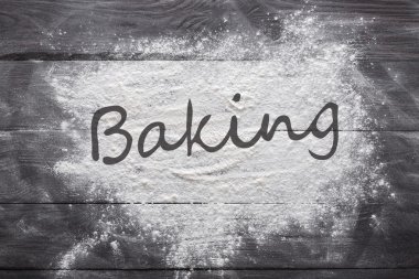 Kavram ahşap arka plan üzerinde pişirme, kopya alanı ile un serpilir