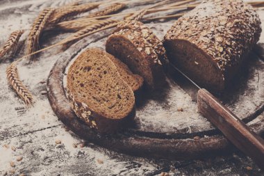 Fırın kavramı arka plan. Bütün tahıl dilimlenmiş ekmek ve bıçak