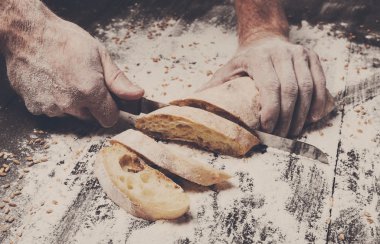 Fırın kavramı arka plan. Ekmek ekmek dilimleri kesme eller