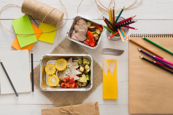 Gesunde Lebensmittel in Folienbox auf Arbeitstisch, Ernährungskonzept. — Stockfoto