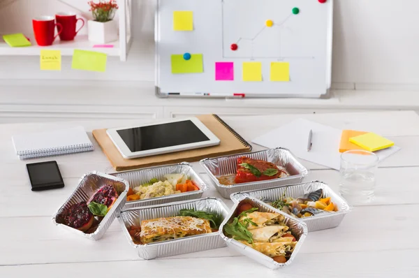 Healthy lunch foil box with diet food on office table — Stock Photo, Image