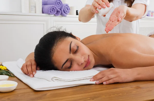 Massagista fazer massagem corporal óleo no centro de bem-estar spa — Fotografia de Stock