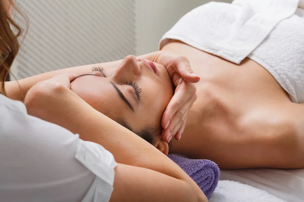 Kosmetikerin Arzt machen Kopfmassage im Wellness-Center — Stockfoto
