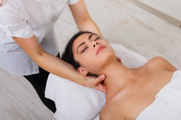 Kobieta kosmetyczka lekarz zrobić szyi masaż w centrum odnowy biologicznej spa — Zdjęcie stockowe