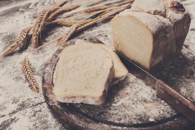 Fırın kavramı arka plan. Dilimlenmiş ekmek ve bıçak kadeh