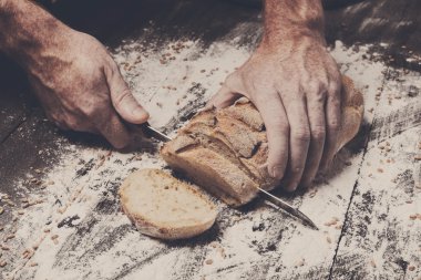 Fırın kavramı arka plan. Ekmek ekmek dilimleri kesme eller