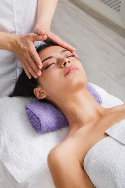 Женщина-косметолог делает массаж головы в спа-центре — стоковое фото