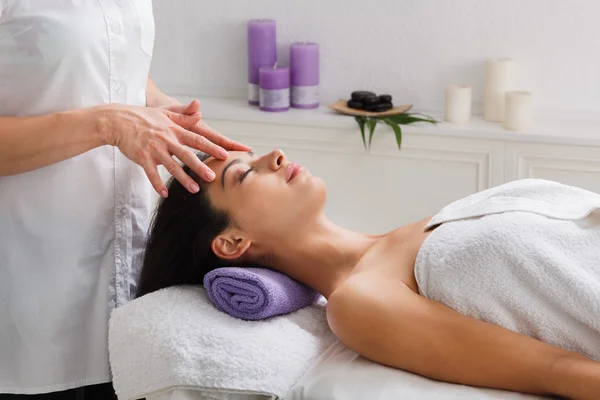 Kosmetička doktorka udělat masáž hlavy v spa wellness centra — Stock fotografie