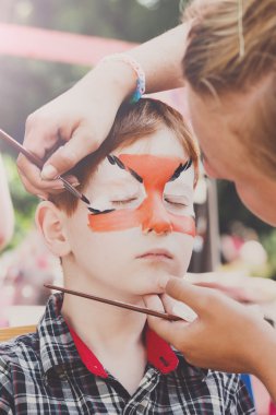 Çocuk çocuk yüz boyama, Kaplan gözü işlem yapma