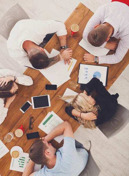 Grupo de gente de negocios exhausto sueño en la oficina, vista superior —  Fotos de Stock