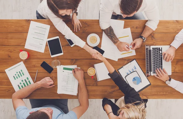 Affärsmän grupp handskakning i office, ovanifrån — Stockfoto