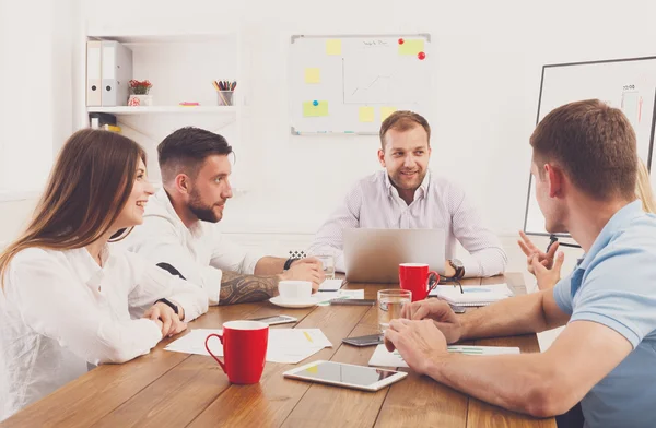 Zakelijke bijeenkomst. Jonge hipsters zakenmannen en -vrouwen op moderne — Stockfoto