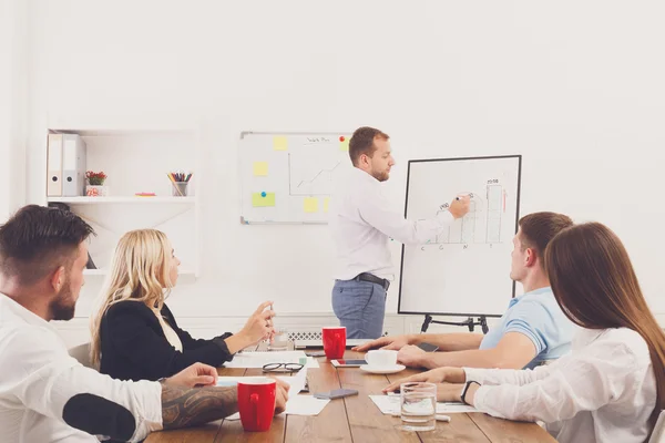 Projektpräsentation. junge Hipster Geschäftsleute und Frauen — Stockfoto