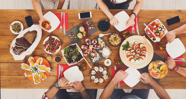 Люди едят здоровое питание за праздничным столом — стоковое фото