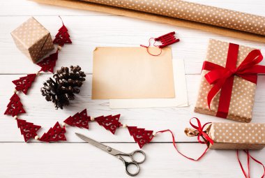 Yaratıcı hobi. Noel hediyesi kutusuna yapmak için el yapımı Araçlar