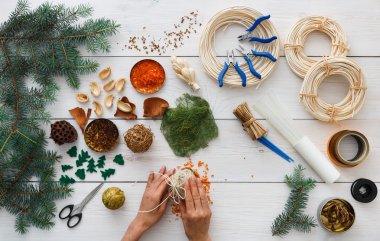 Yaratıcı DIY hobi. El yapımı craft Noel dekorasyonu, toplar ve çelenk